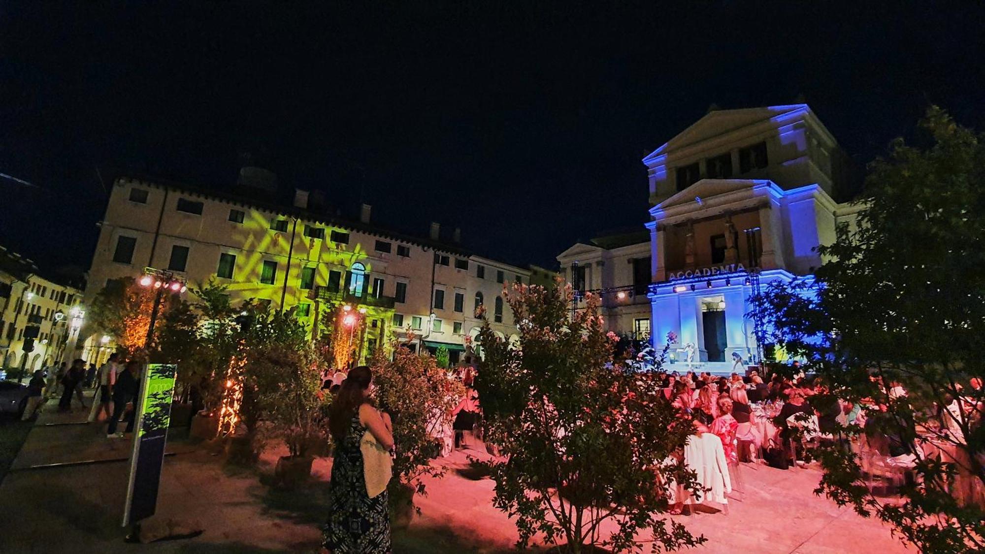 Апартаменты Attico Di Piazza Cima Конельяно Экстерьер фото